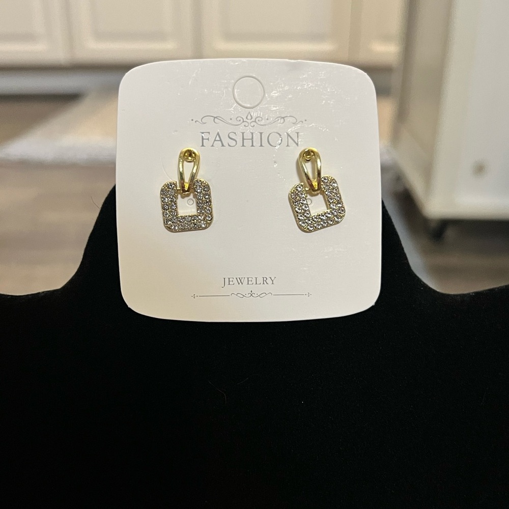 Gold Tone Fashion Jewelry Earrings NEW